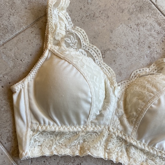 Rhonda Shear Women's Pin-Up Lace Leisure Cream Bra with Removable Pads - Picture 6 of 12